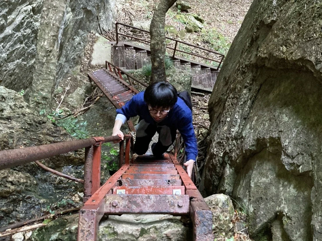 ハシゴを登って通天洞へ