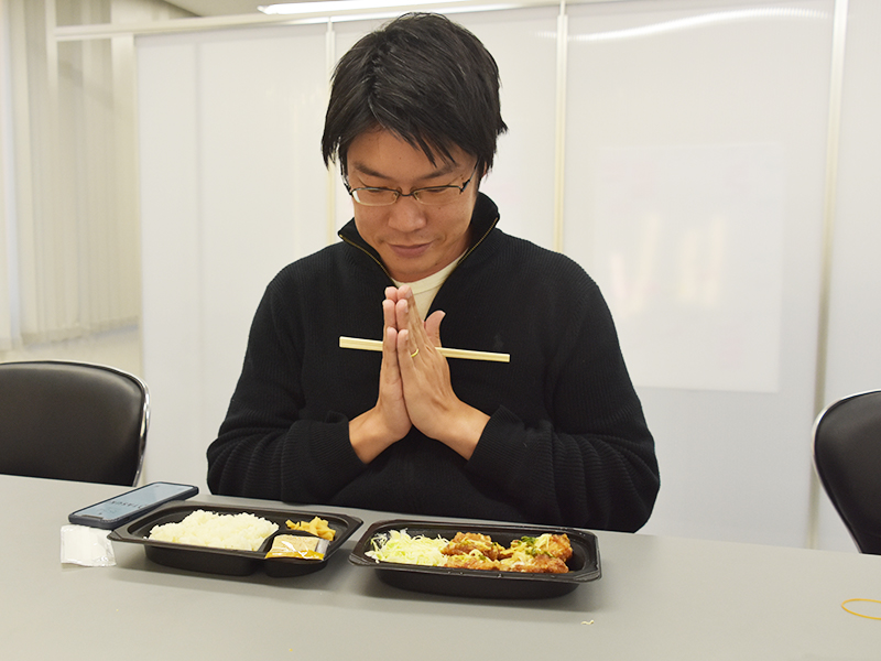 油淋鶏弁当を食べるTASUKI代表