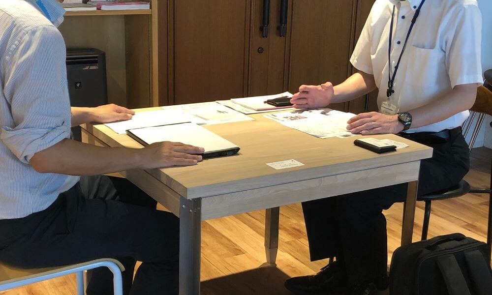 StartupGarage_机を挟んで面談