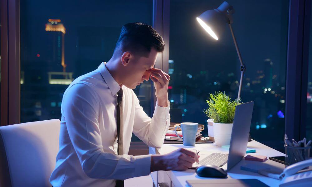 残業代_デスクに向かうサラリーマン