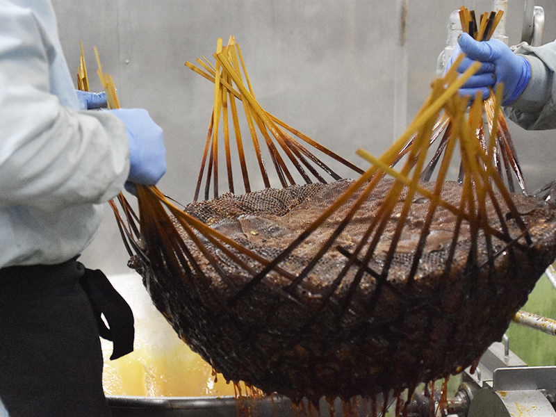 平松食品の伝統的なつくだ煮作り