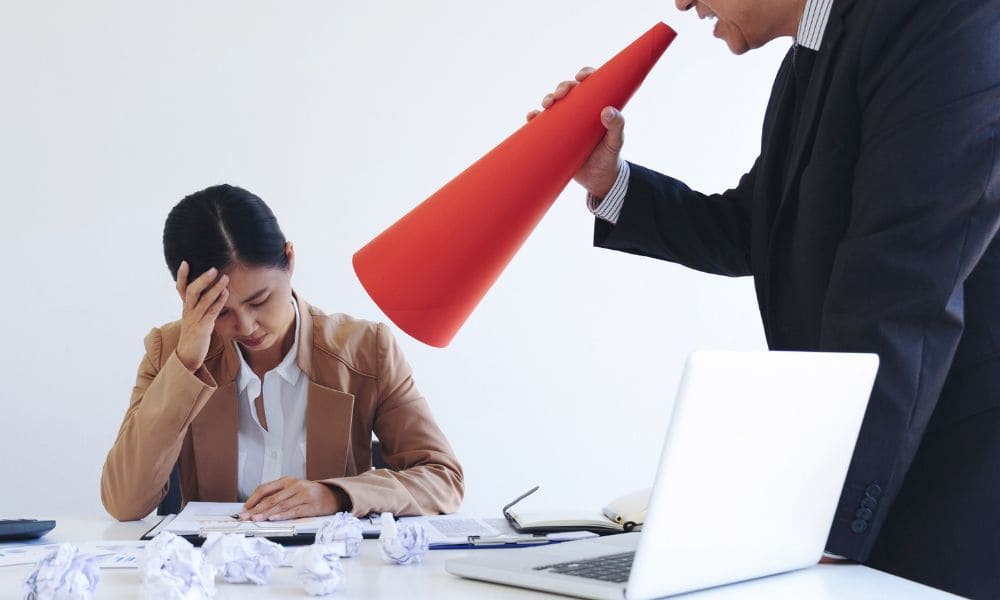 叱責を受ける女性