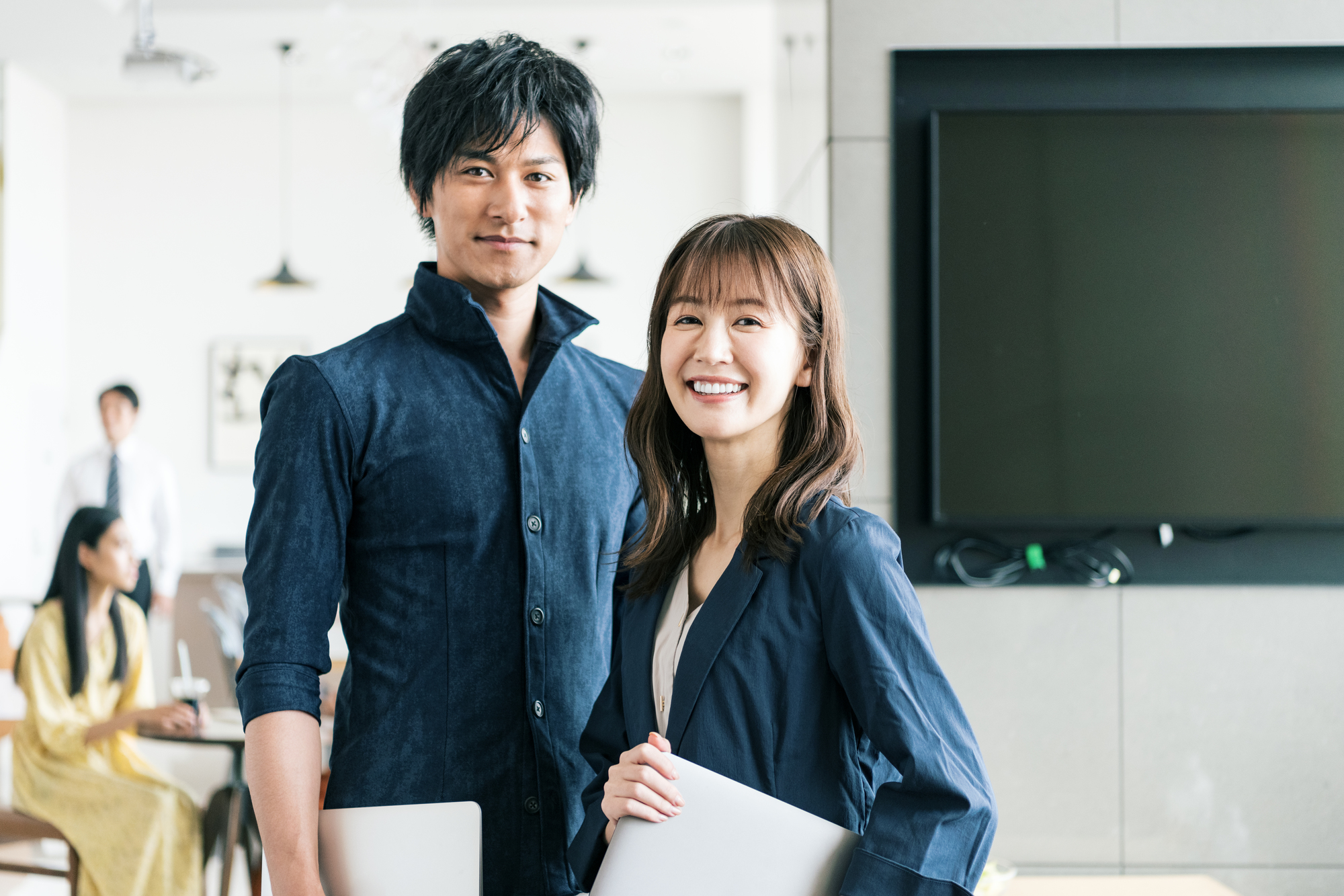 給与交渉_男女スタッフのポートレート