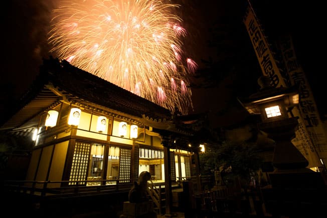 祇園祭の境内からの花火