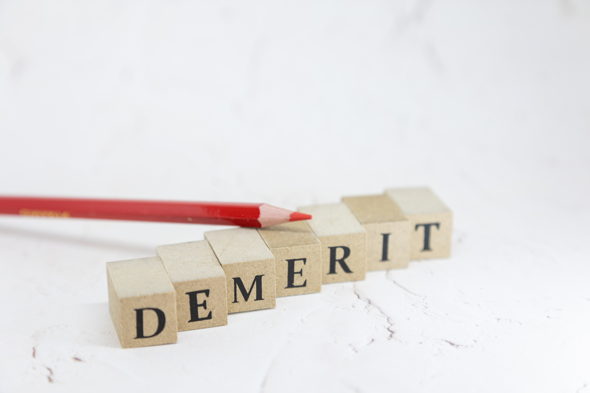 デメリットの積み木と赤鉛筆