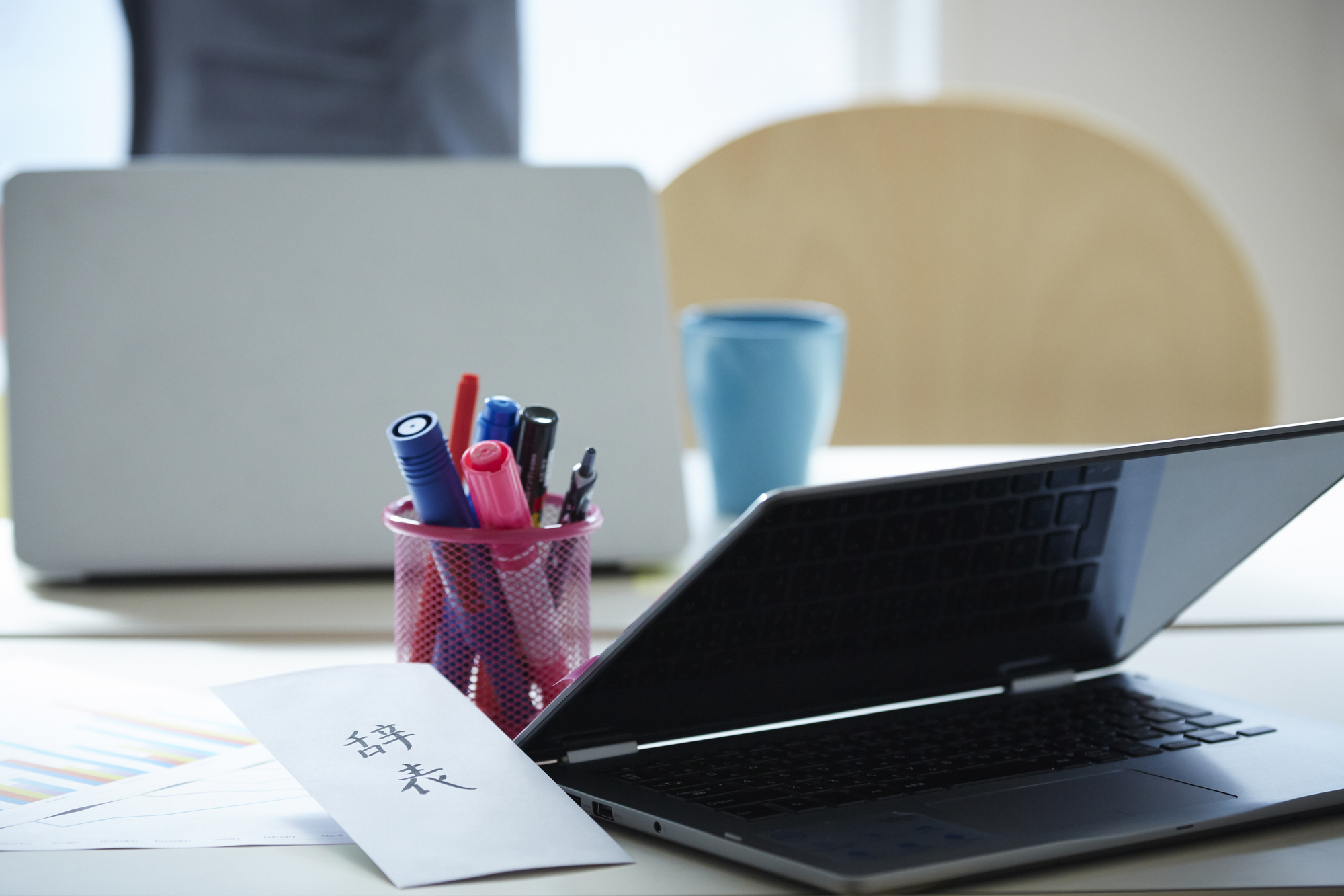 デスクとパソコンと辞表 /