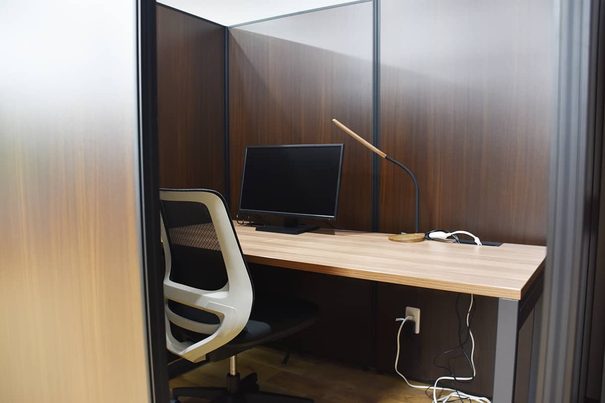 コワーキングスペース_半個室型ブース
