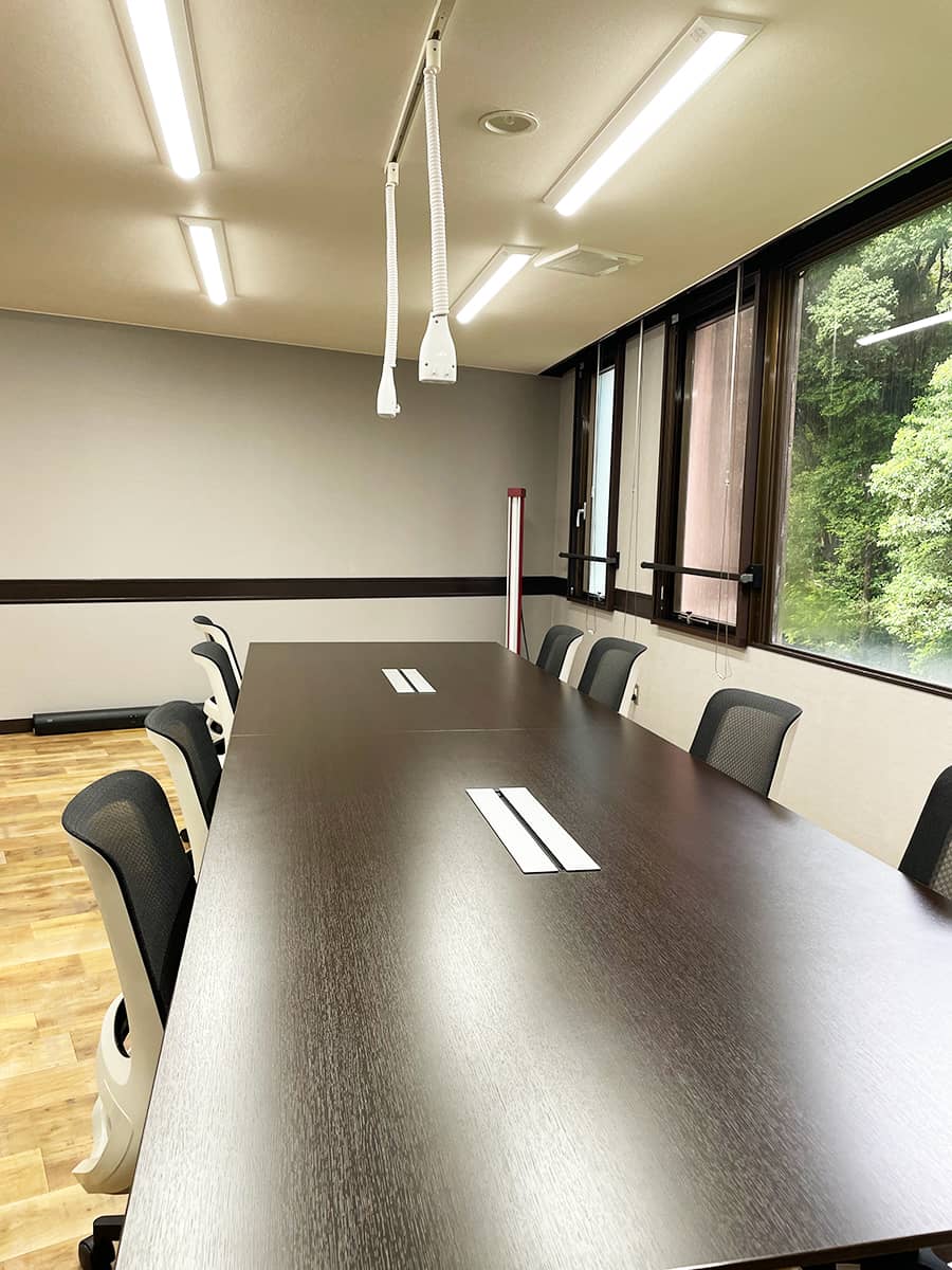 コワーキングスペース_ミーティングテーブル