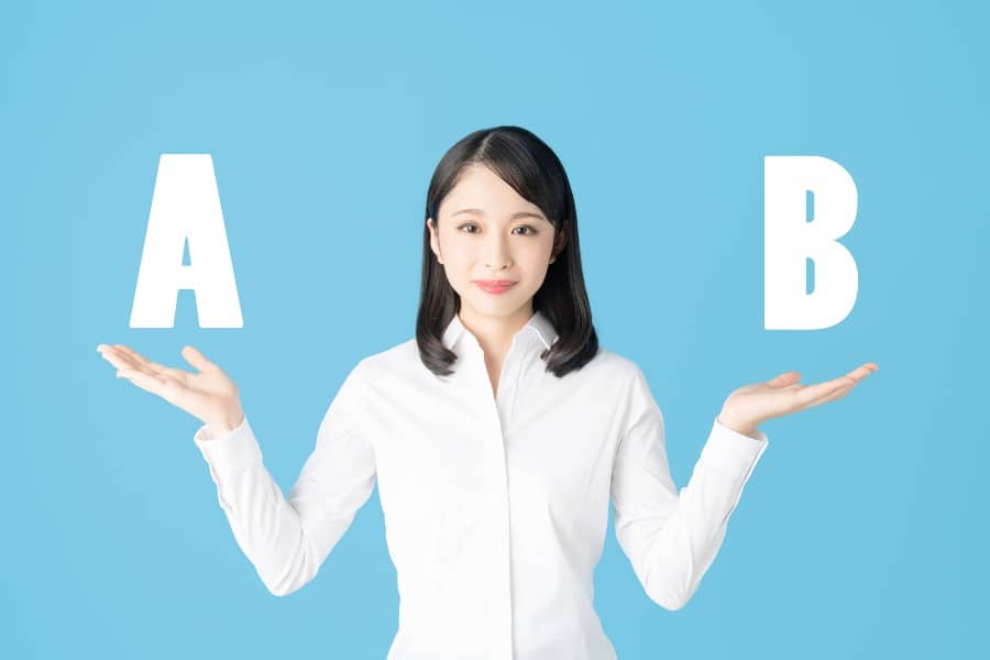 転職企業選び_AとBを両手で指す女性