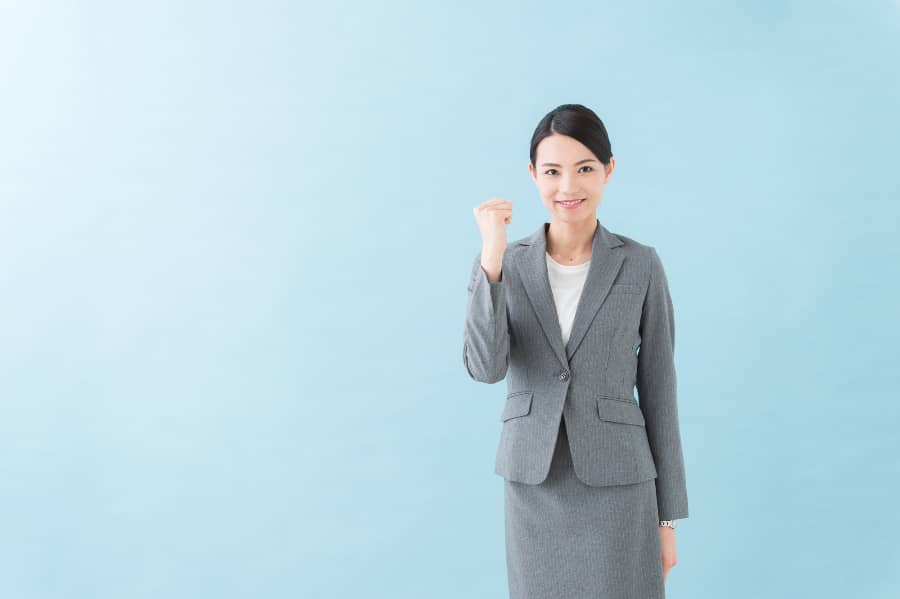 20代女性 グレースーツ