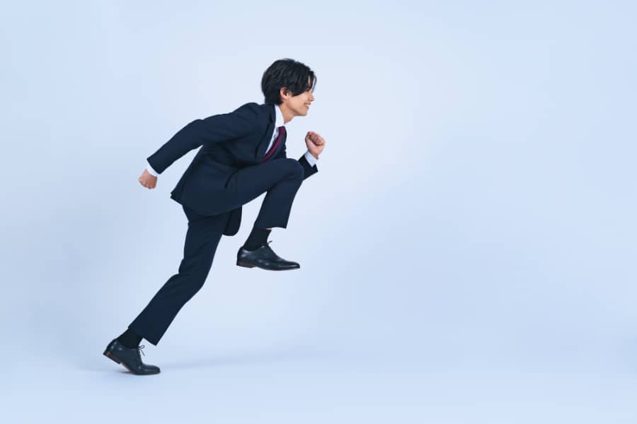 走り出すスーツ姿の男性